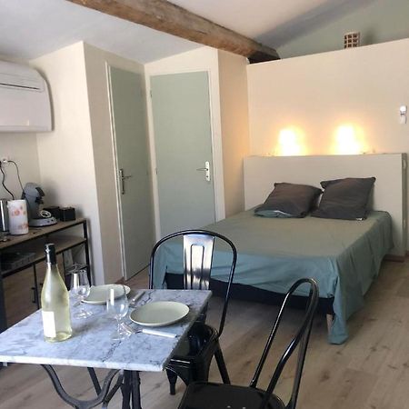 Arles: Studio De La Place Экстерьер фото