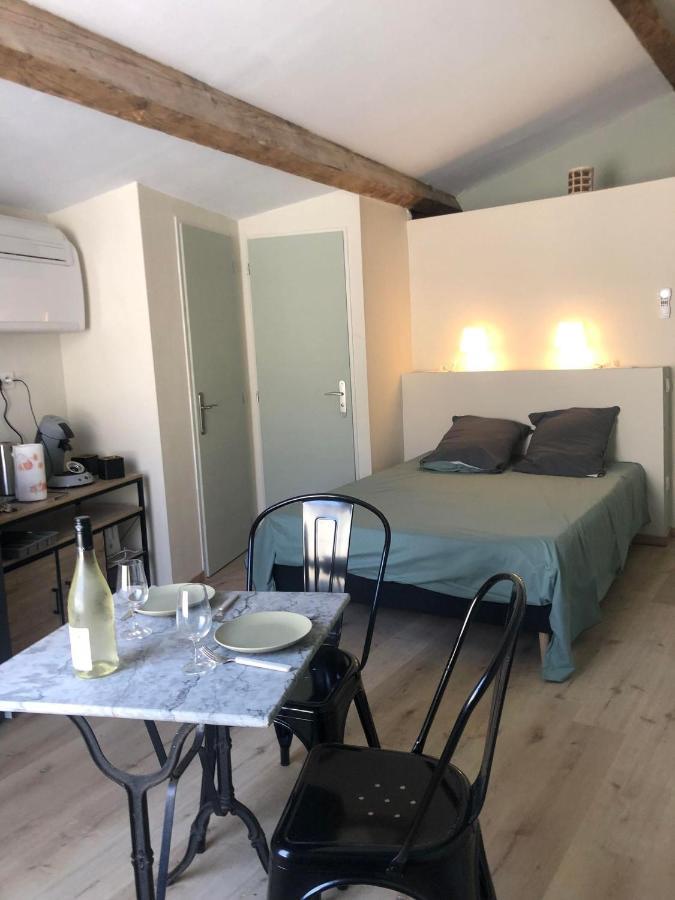Arles: Studio De La Place Экстерьер фото